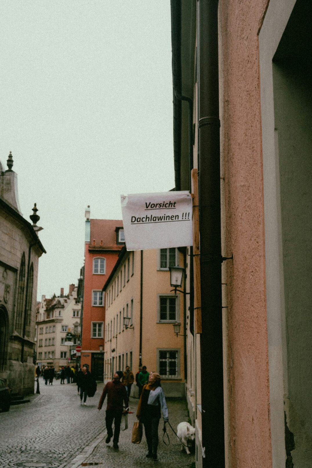 person giving presentation in german